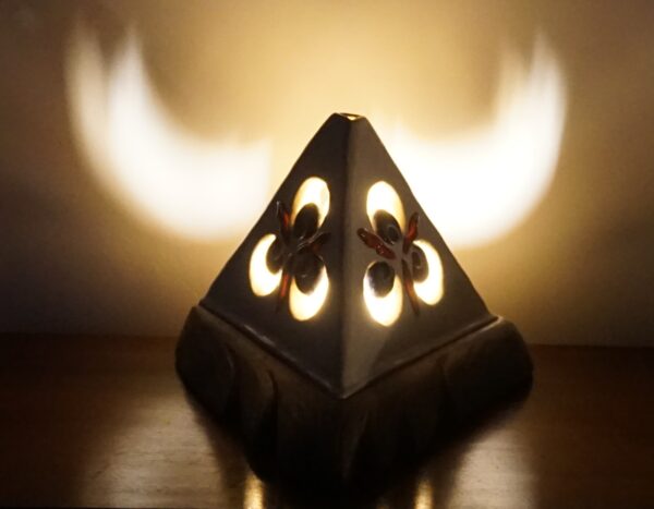 {:en}Çintemani Motif Pyramid Ceramic Light Sculpture "Efsun"{:}{:tr}Çintemani Motifli - Piramit Seramik Işık Heykeli "Efsun"{:}